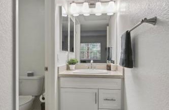 Stylish 1BR with KING Bed, Pool, Jacuzzi & Gym, Free Parking, Near UCSD - Foto 13