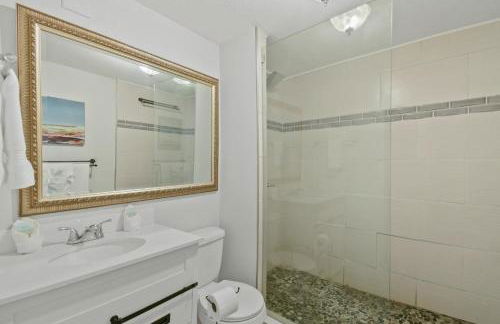 Spacious Retreat Fenced Yard Screened Deck - Photo 31