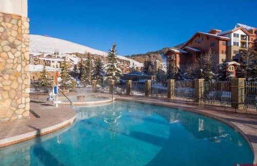Stellar Location with Hot Tub Pool Steam Room & Gym Acces - Foto 2