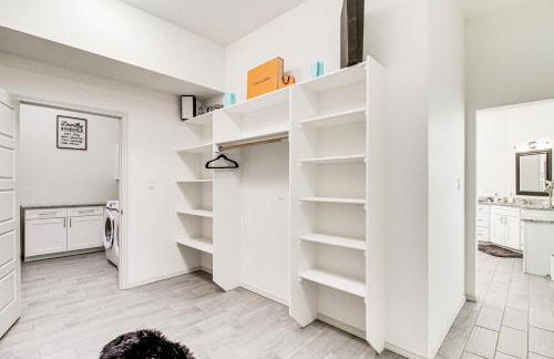 Poolside and Hot Tub Lounging Luxe Rio Rancho Home - Foto 16