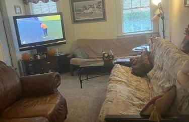 Charleston, SC themed - PRIVATE 1 QUEEN BED 1 BATH APARTMENT 2 FUTONS THAT FOLD OUT FLAT TO SLEEP ON & LEATHER LOVE SEAT GAS LOGS IN LIVING ROOM FULL KITCHEN POKER BUMPER POOL TABLE CONVENIENTLY LOCATED IN COLUMBIA SOUTH CAROLINA 1 QUEEN BED & 2 SOFA BEDS - Foto 7