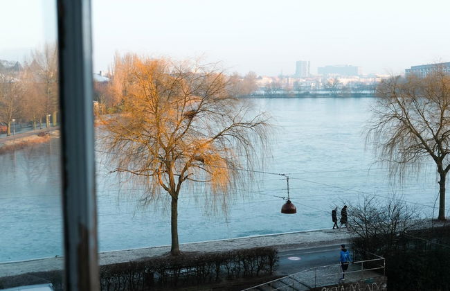 Fantastic 3-bed With French Balcony and Lake-views - Foto 10