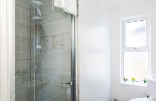 4 Bedrooms Spacious House With 2 Bathrooms Free Parking - sleeps up to 10 guests - Foto 50