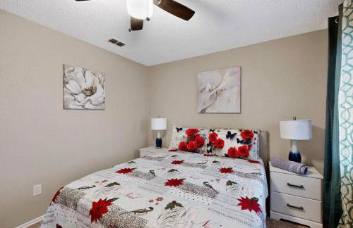 Newly updated 5BR/2.5BA w/pool sleep 16 ppl• - Photo 39