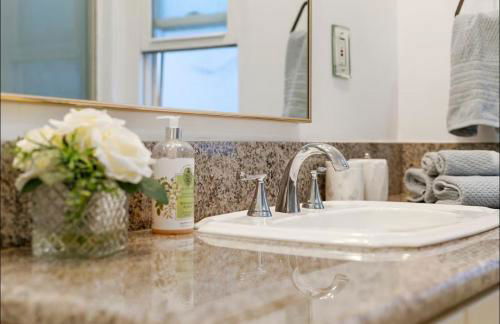 Steps to Sand Cozy 3BR Partial Ocean Views - Foto 24