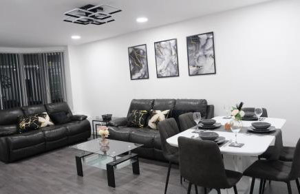 Modernized Three Bedroom House near City Stadium, Attractions, City Centre - Sky n Netflix - Convenient Transport - Foto 16