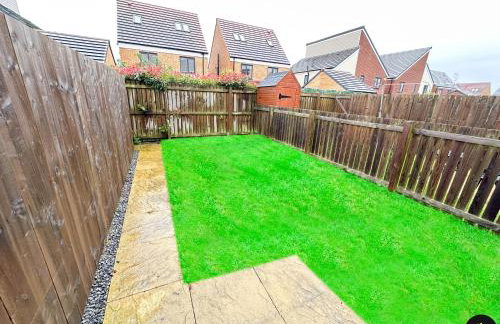 Modern 4 Beds House With FREE Parking - Foto 16