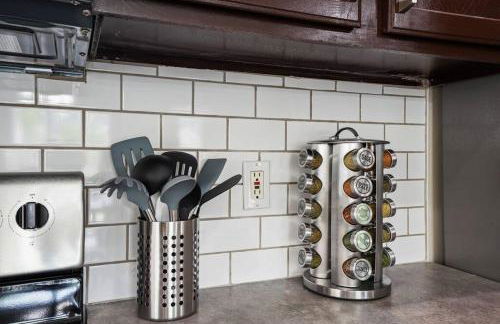 Remodeled, Charming Retreat on the City's Doorstep - Foto 24