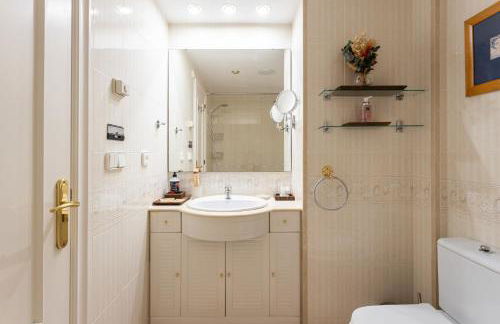 SeaBreezeHeaven - Sea View Apartment, Pool & Spacious Terrace with BBQ - 50m from Sant Pol Beach - Foto 19