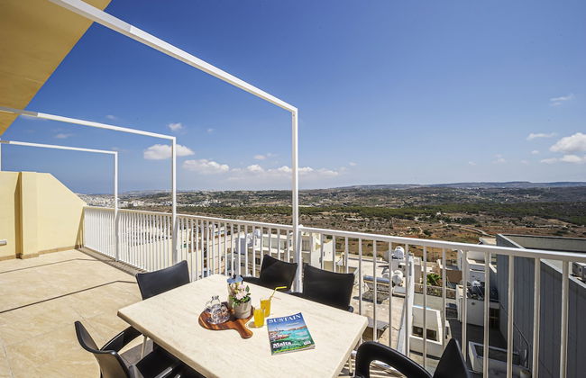 Summer Breeze Penthouse with large Terrace and Hot Tub by Getaways Malta - Foto 13