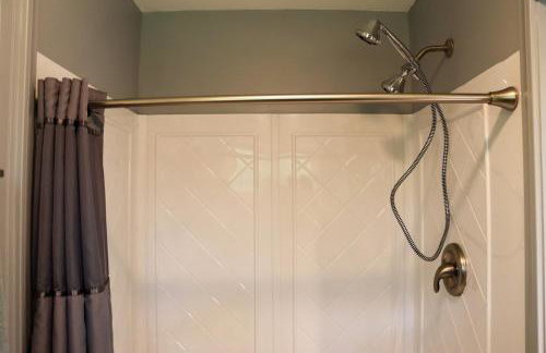 Large home with hot tub in serene wooded setting - Foto 24