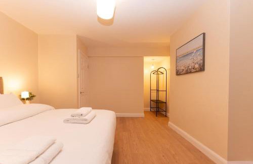 Spacious 4BR Home Walk to Station Parking - Pass the Keys - Foto 22