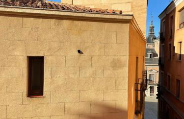 Apartment in monumental square Madrid Center - Photo 42