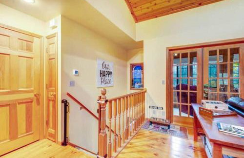 Secluded cabin on 10 acres - hot tub & game room! - Foto 33