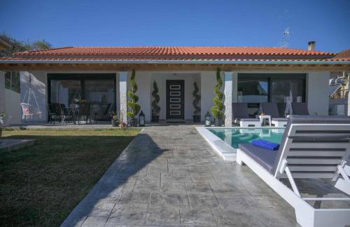 6 Bed Villa - Sleeps 15 - Pets - Pool - Jacuzzi - Foto 1