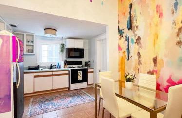 Uptown Colorful Cottage by the Riverwalk - Foto 38