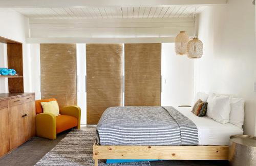 Retro Rendezvous Pool and Spa MidCentury Modern Home - Foto 61