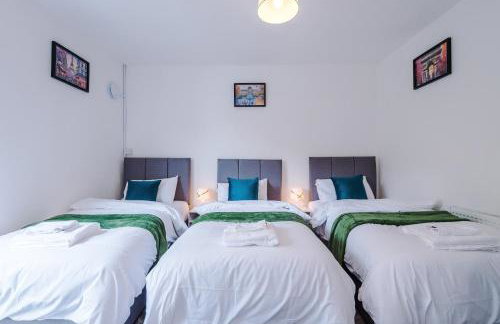 Spacious 5 bedroom house near Leeds City Centre sleeps 12 suits contractors with free parking - Foto 41