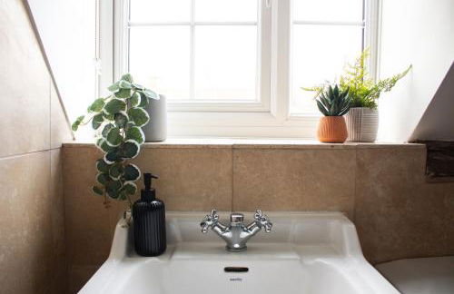 Characterful Cottage - Sleeps 6 - Parking - High Street - Photo 27