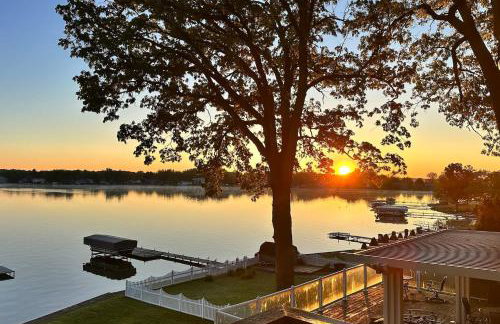 Eagle Lake Paradise! Close to ND! Sunset! Hot Tub! - Foto 32