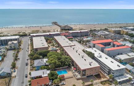 Unique 3BR, 1 of 5 Condos w/Huge Poolside Patio, Steps to Beach & Pier, Gated - Foto 2