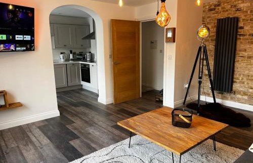 Sterling Stylish 2 bedroom Central Modern Apartment - Photo 3