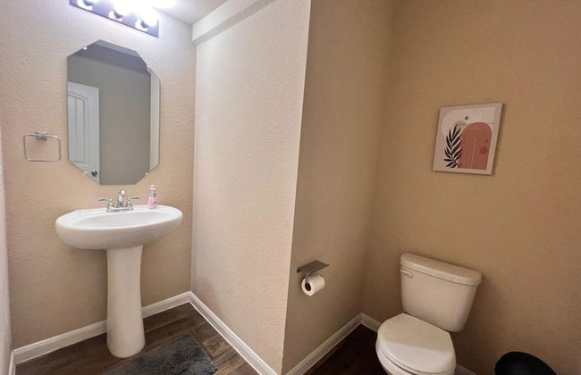 Spacious 4BR Home w Game Room Office Backyard - Foto 17