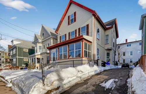 Spacious 2Br home in Malden with AC & heat - Photo 24