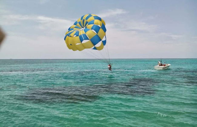 Parasailing en Bahía Montego - Foto 2