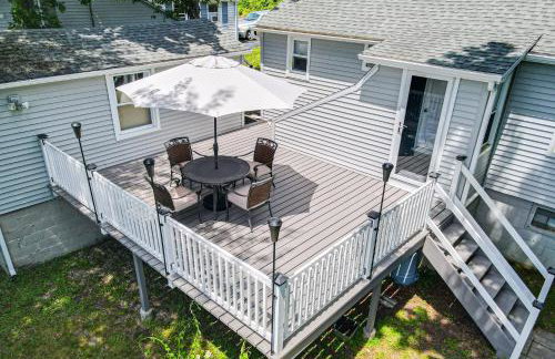 Modern Terryville Cottage with Deck and Lake View! - Foto 22
