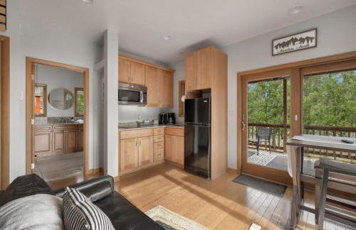 Two Cabins Retreat in Woods Resort - Dog-Friendly - Foto 18