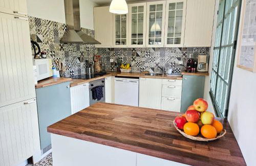 Villa des Suisses with Jacuzzi & View of Lake des Settons - Foto 10