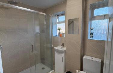 Modern & Spacious 3BR House Bracknell - Berkshire - Photo 32