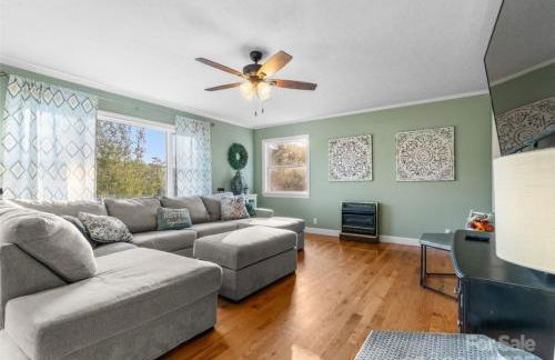 Harmony House - cozy, private mountain home, with firepit and pool table, located 10 minutes from Tryon Equestrian Center, Lake Lure, Local Wineries, and wedding venues - Foto 28