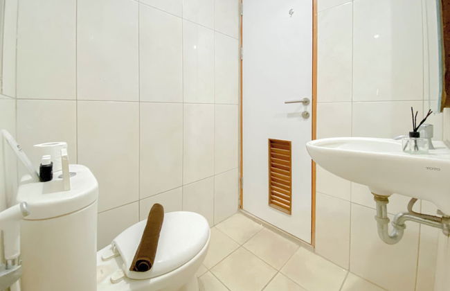 Homey and Simply Studio Apartment at The Nest Puri - Foto 17