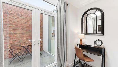 Stylish Home - Pool table, Virgin TV, Fast Wifi, Garden and Self-Check-In by Yoko Property - Foto 5