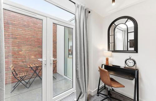 Stylish Home - Pool table, Virgin TV, Fast Wifi, Garden and Self-Check-In by Yoko Property - Photo 5