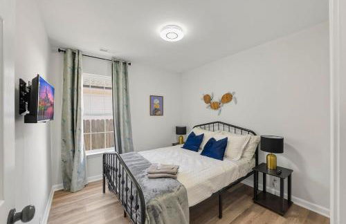 Renovated bungalow in DT Raleigh w firepit & king bed - Foto 11