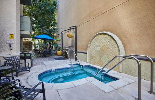 Beverly Hills Penthouse 2 BR Apt with Parking 407 - Photo 29