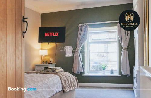Exclusive Deals l Last-Minute Specials l Free Parking I Short term Booking l Garden I Sleeps Up to 6 l 3 Bed & 2 Bath I One Castle Apartments Short-lets and Serviced Accommodation - Photo 2