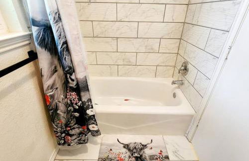 Newly remodeled 5BR 3BA w/pool 16 ppl - Photo 44