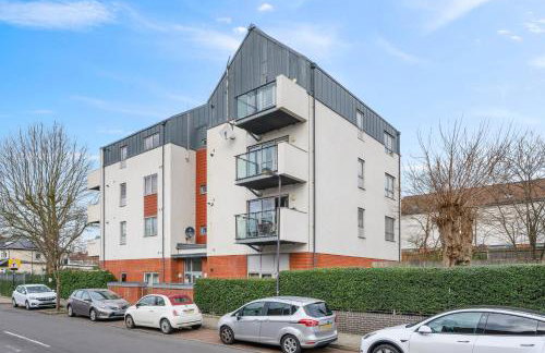 Modern 2 bed 2 bath with Balcony in Rayners lane Pinner Harrow near Wembley Greater London - Photo 13