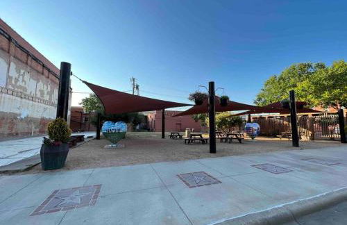 Waxahachie Queen bed, 10 mins 2 DWNT & Medical managed by stay albatross rentals 254-500-2317 - Foto 14