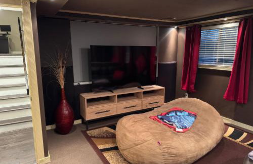 Sleeps 10, Indoor and Outdoor Theaters, Batting Cage, & Games! - Foto 7