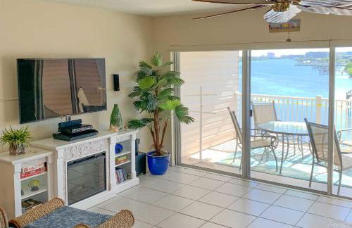 Large Balcony and Water Views Indian Shores Condo! - Foto 3