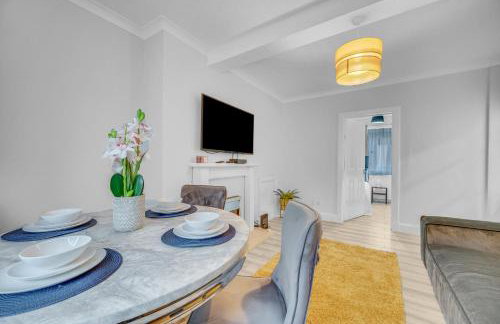 3 Bedrooms Homely House in Motherwell Sleeps 8 comfortably with 6 double beds Near Glasgow Edinburgh Free Private Parking Business Travellers Contractors Holiday Goers Near all Major transport links - Foto 3