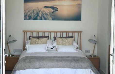 Relaxing private entrance ensuite room with stunning sea view and swimspa - Photo 3