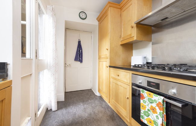 JOIVY 3-Bed Meadows Flat Near Castle & Royal Mile - Photo 11