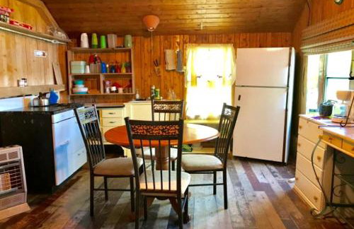 Waterfront Vacation Rental with Charming Wooden Interior near Mount Katahdin, Maine - Foto 1