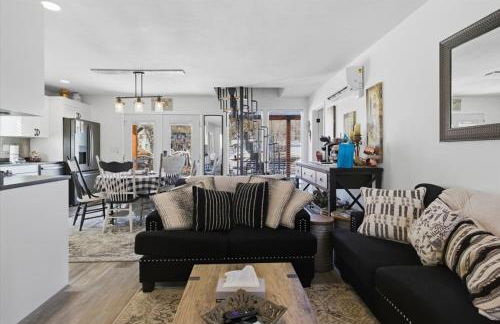 Lakefront w/ Private Dock, 2 Slips, Swim Mat, Firepit, & Covered Patio 44mm - Foto 5